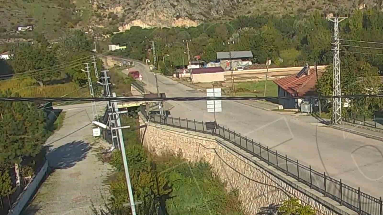 Amasya’da minibüsün dereye uçtuğu kaza kameraya yansıdı