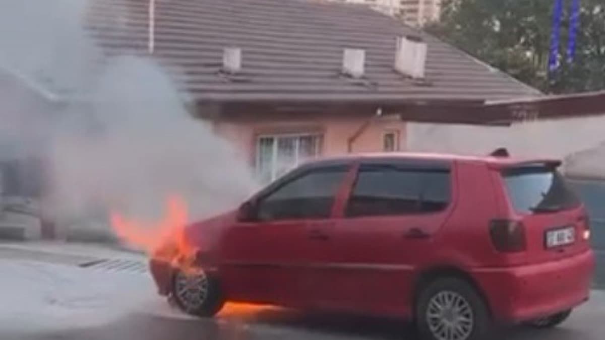 Park halindeki otomobil alev aldı