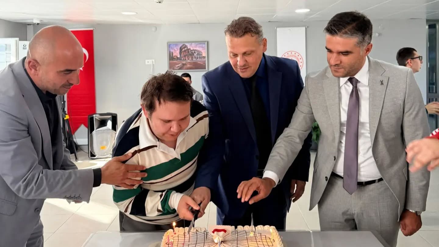 Özel gereksinimli bireylerin doğum günü sevinci