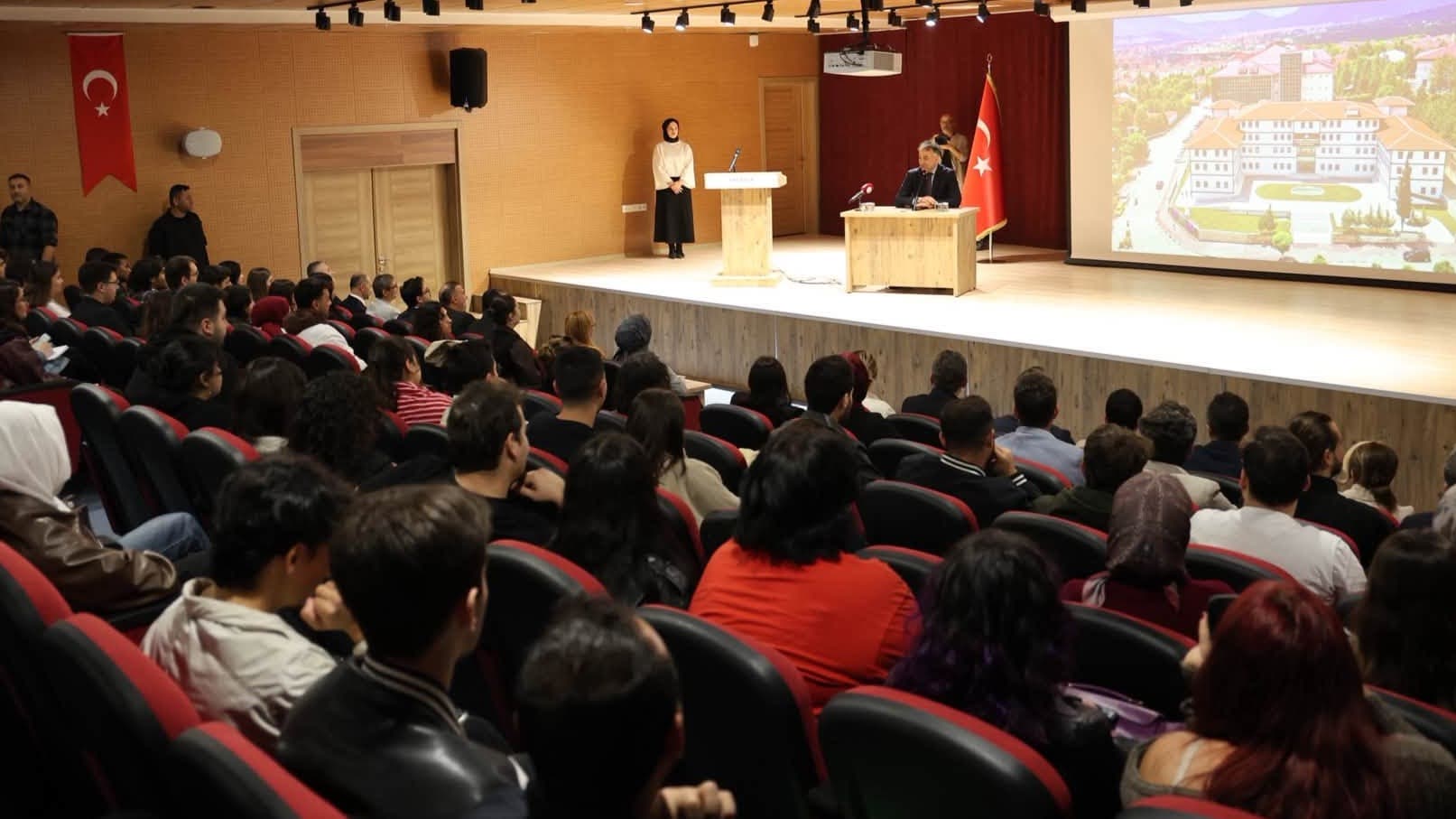 Vali Çağatay, genç iletişimcilerle bir araya geldi