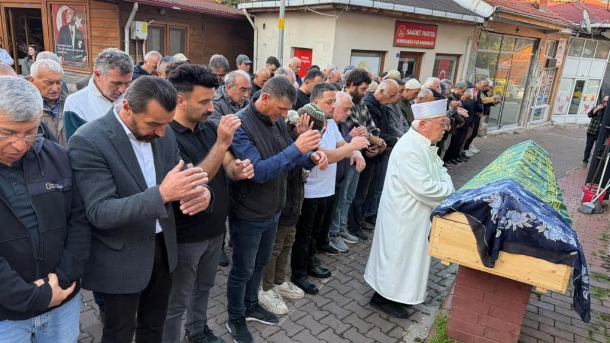 Zonguldak'ta çöken binada hayatını kaybeden yaşlı kadın son yolculuğuna uğurlandı
