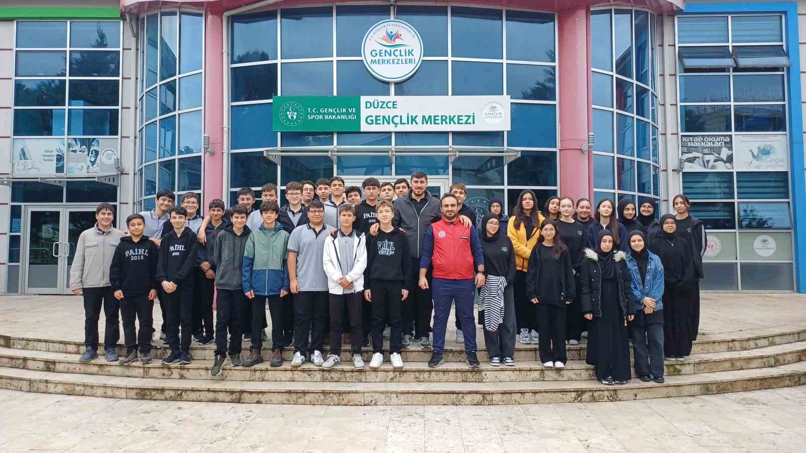 Düzce’de öğrenciler gençlik merkezinde buluştu