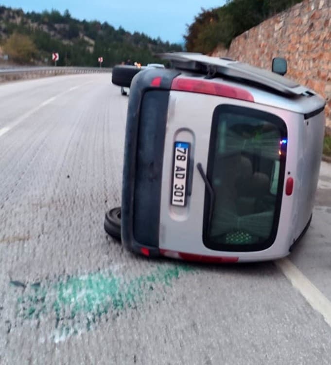 Önce refüje ardından otomobile çarparak devrildi: 1 yaralı