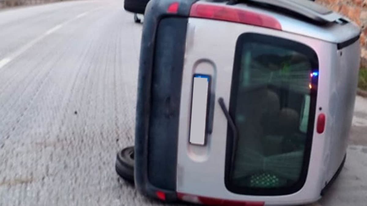 Önce refüje ardından otomobile çarparak devrildi: 1 yaralı