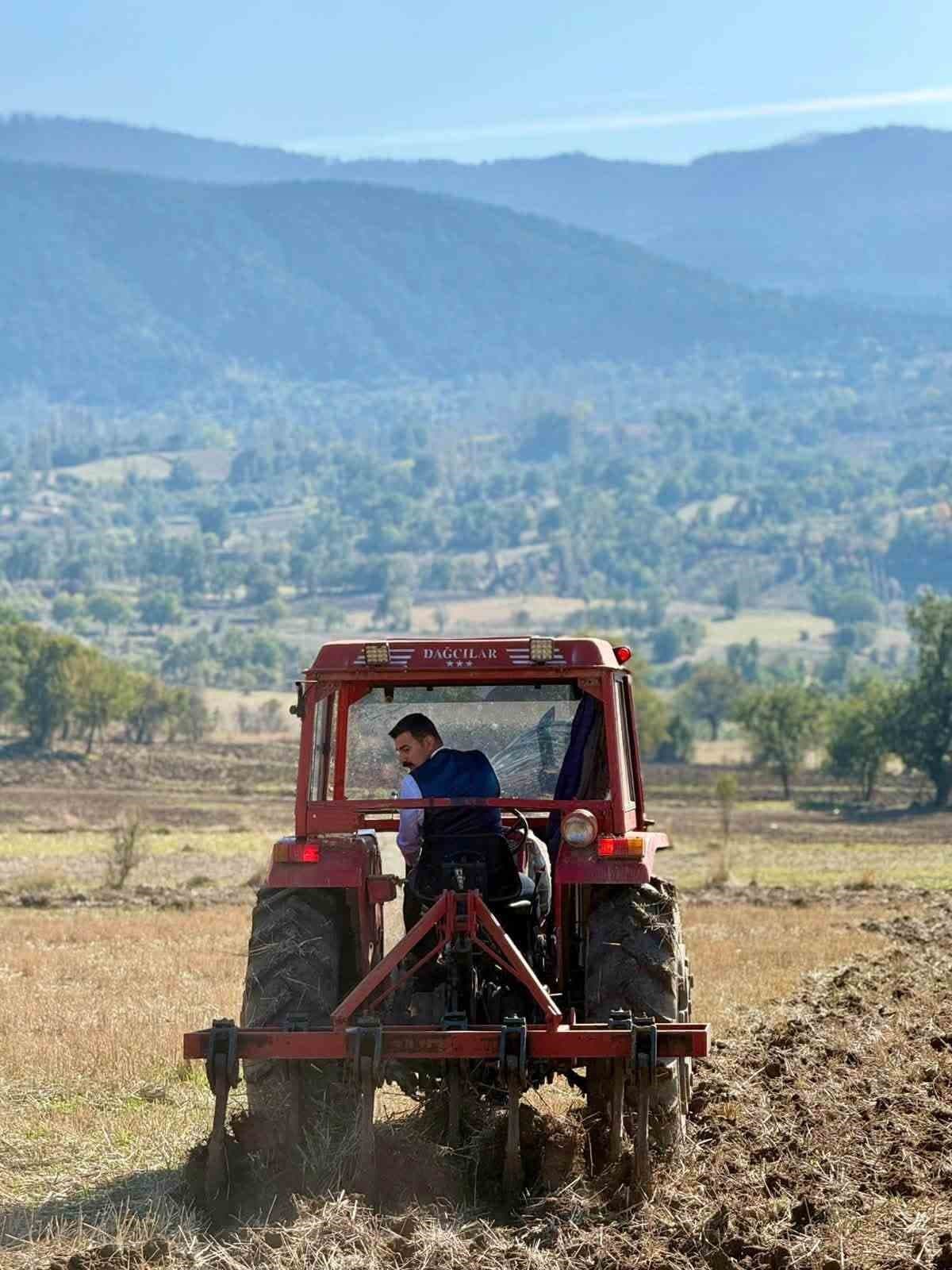 Hamamözü Kaymakamı Arslan traktörle tarla sürdü