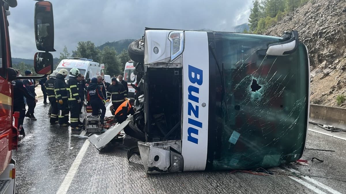 Isparta-Antalya kara yolunda yolcu otobüsü devrildi: 1 ölü, 7 yaralı