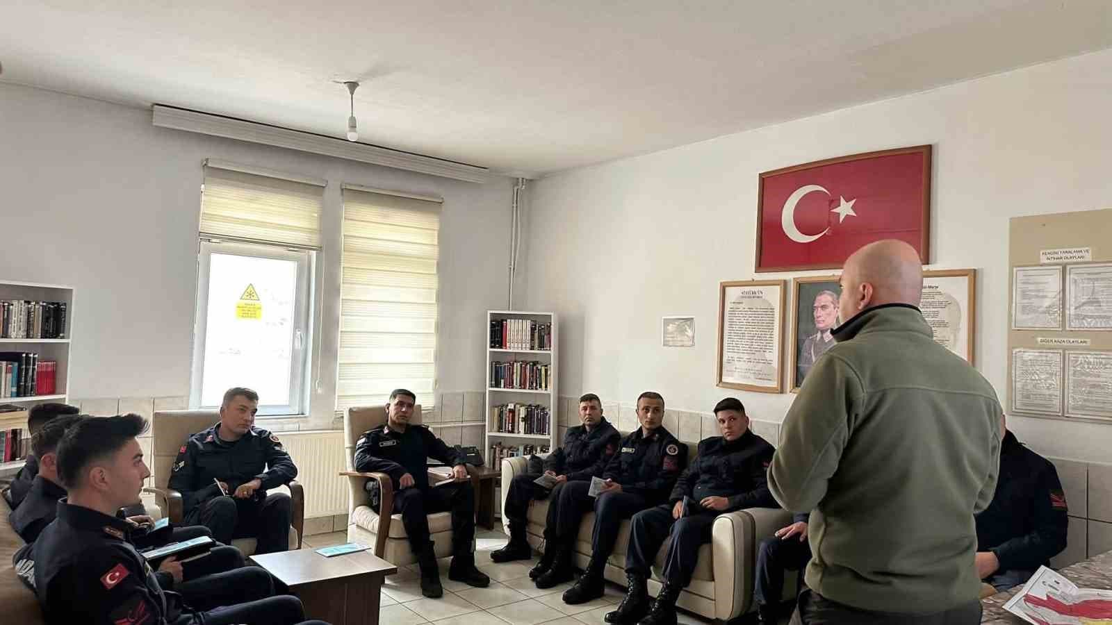 Demirözü’nde jandarma personeline kaçak avcılıkla mücadele eğitimi verildi