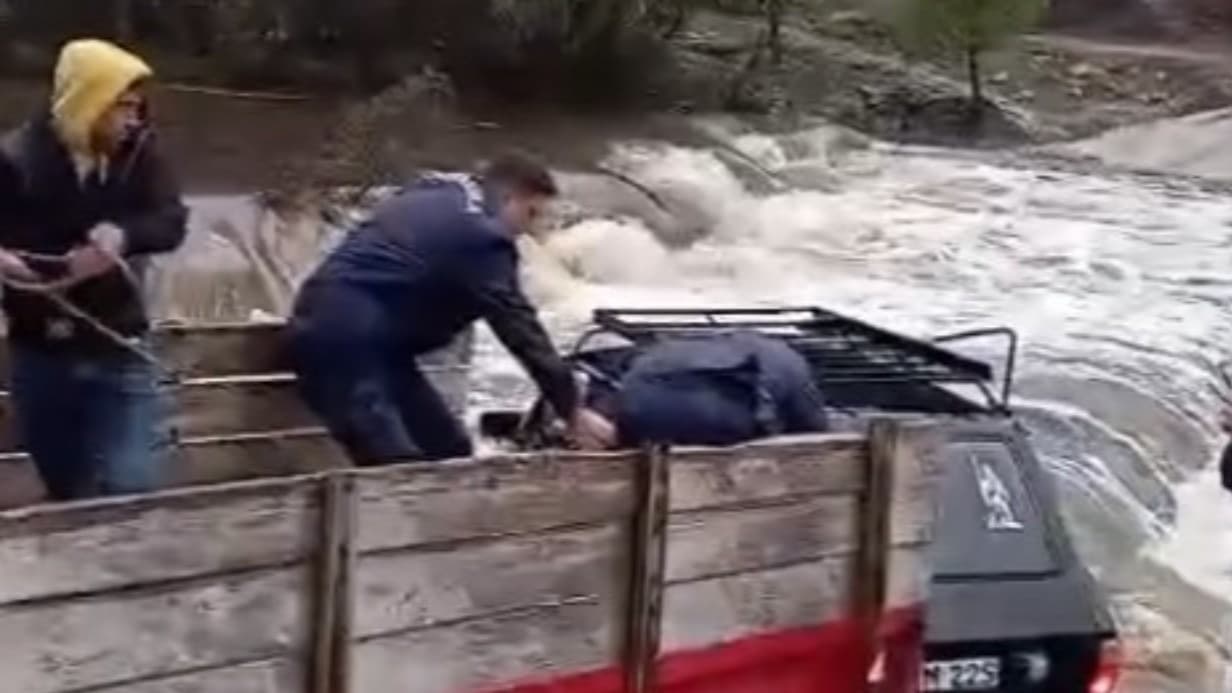 Otomobildeki iki kişi sele kapılmadan kurtarıldı