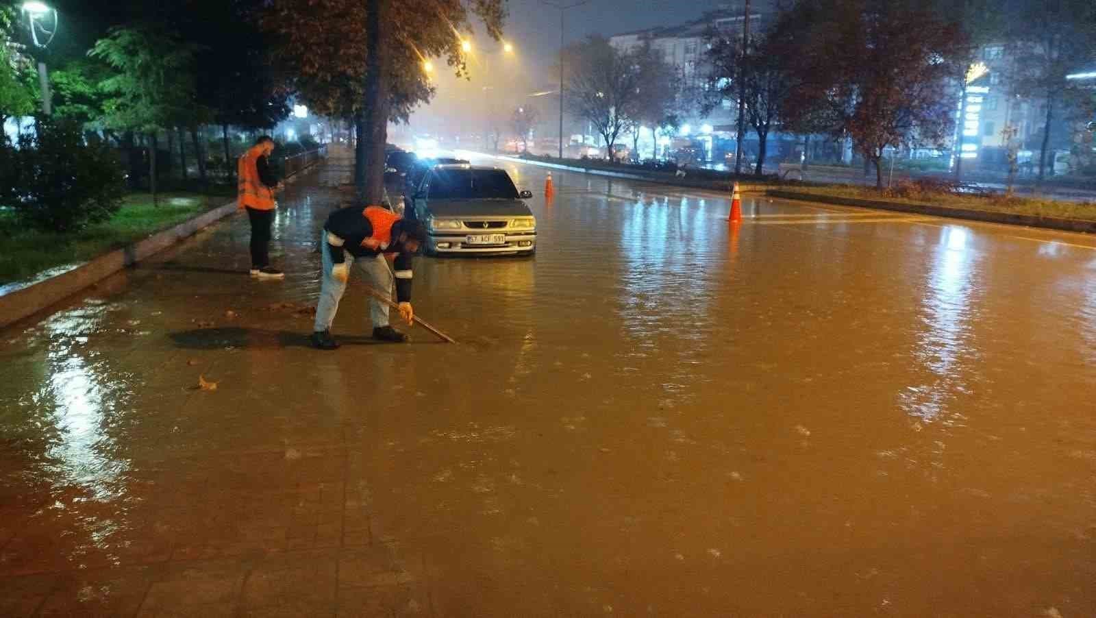 Boyabat’ta her yağmurda aynı çile: Sürücüler ve yayalar zor anlar yaşadı