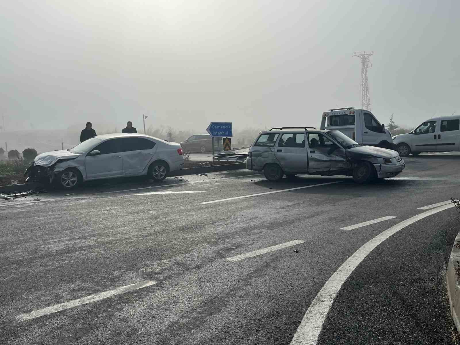 Çorum’da iki otomobil çarpıştı: 3 yaralı
