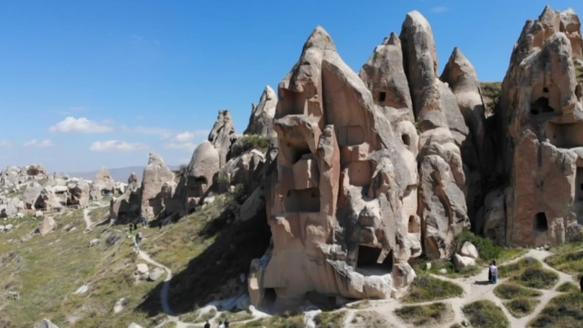 Kapadokya'da düşen dev kaya parçası peribacalarının yüzünü değiştirdi