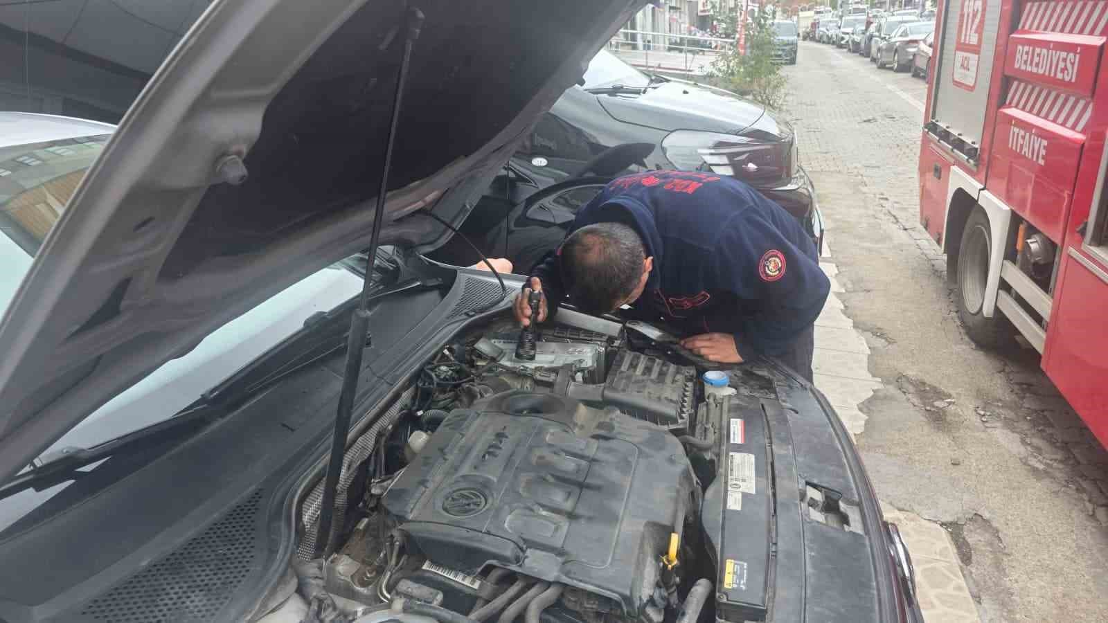 Otomobilin motor bölümüne giren yavru kedi 1 saatlik uğraşın ardından çıktı