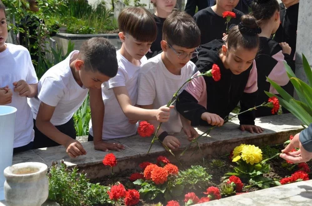 Efsane cimnastikçi Canbaş, karanfillerle anıldı