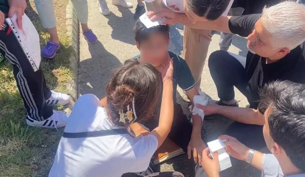 Safranbolu'da takdir belgesi sevinci hastanede bitti: Yolun karşısına geçerken otomobil çarptı