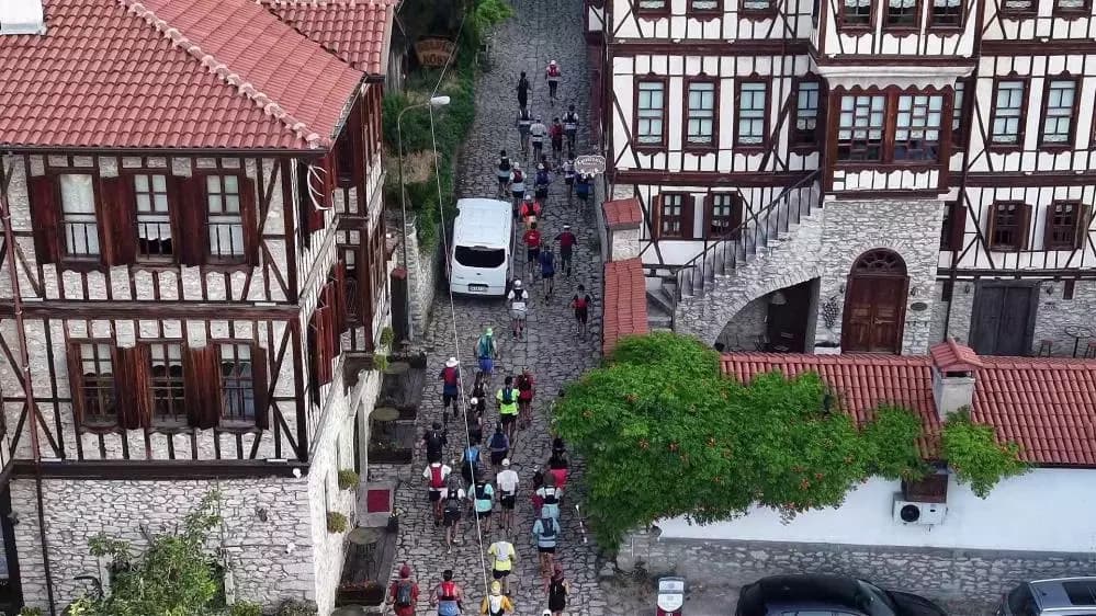 Farklı ülkelerden sporcular Safranbolu'nun tarihi sokaklarında yarışıyor