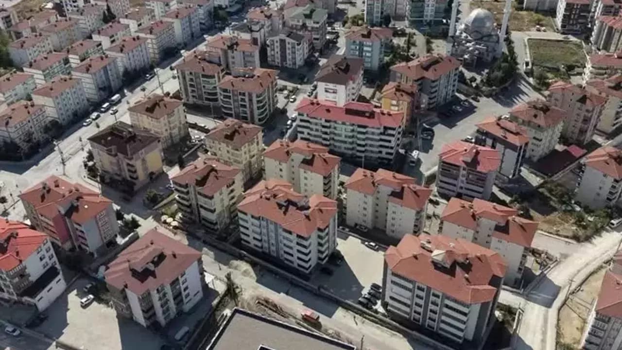Elektrik hatları yer altına alınıyor