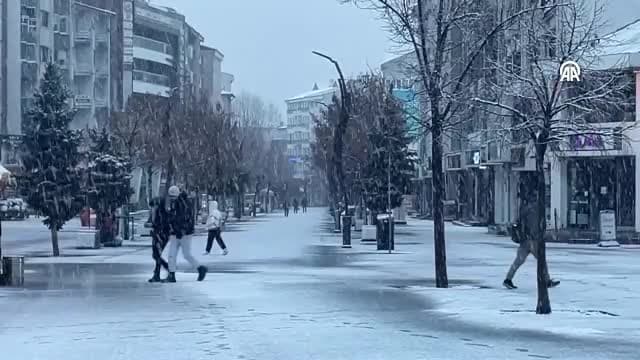 D-100 kara yolu ile Anadolu Otoyolu'nun Bolu Dağı geçişinde kar etkili oluyor