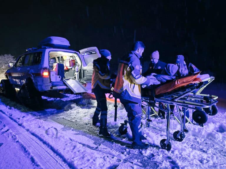 Bolu'da 72 yaşındaki tansiyon hastasına paletli ambulansla ulaşıldı
