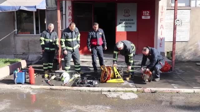 6 ŞUBAT DEPREMLERİNİN BİRİNCİ YILI - Karabük itfaiye ekipleri, enkazdan sağ çıkardıkları depremzedeleri unutamıyor