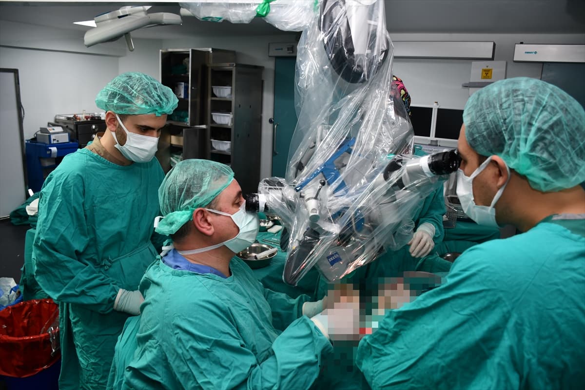 40 günlük Gürcü bebeğin gözündeki tümör Trabzon'da başarıyla alındı