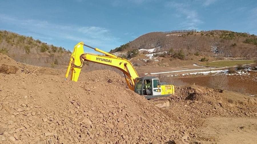 Kaymakam Çeçen, heyelan oluşan Günebakan köyündeki alternatif yol çalışmalarını inceledi