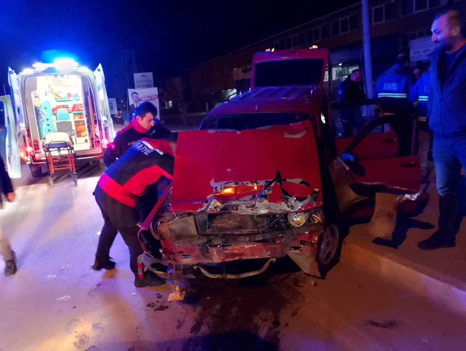 Tokat'ta otomobil ile hafif ticari aracın çarpıştığı kazada 2 kişi yaralandı