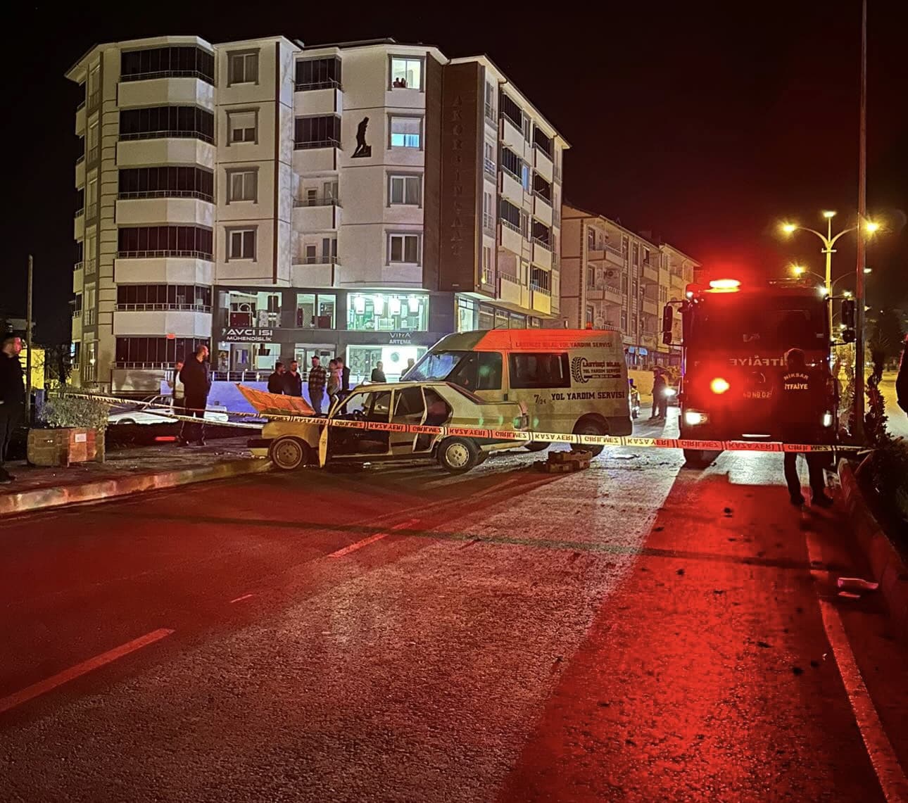 Tokat'ta minibüs ile otomobilin çarpıştığı kazada 3 kişi yaralandı