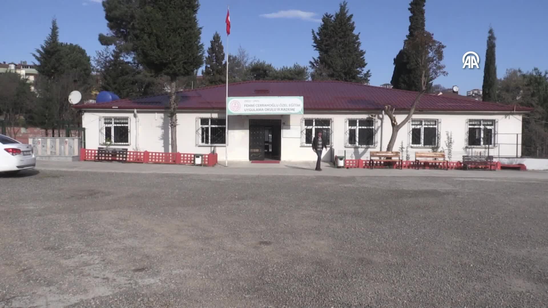 Özel gereksinimli Zehra'nın resim yeteneği hayatını renklendirdi