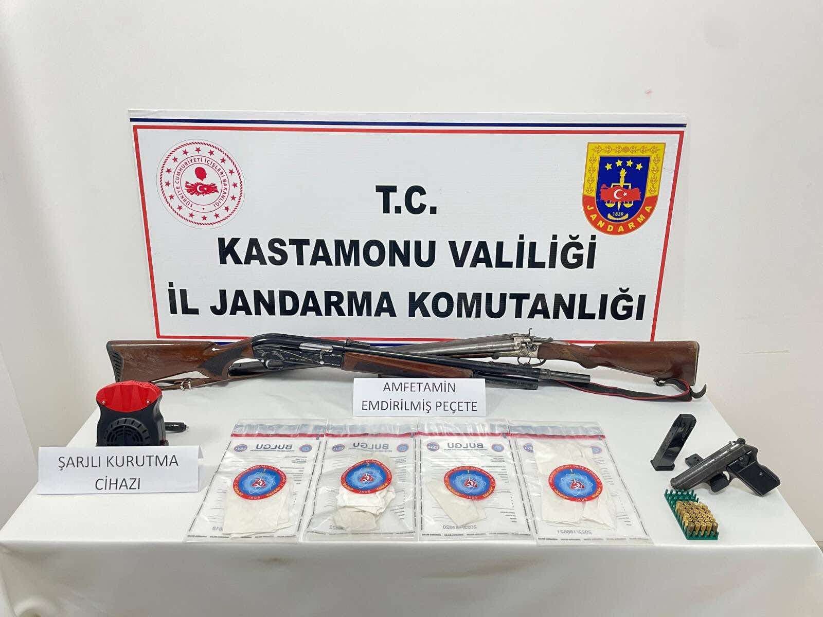 Kastamonu'da peçeteye emdirilmiş uyuşturucuyla yakalanan 2 şüpheli gözaltına alındı