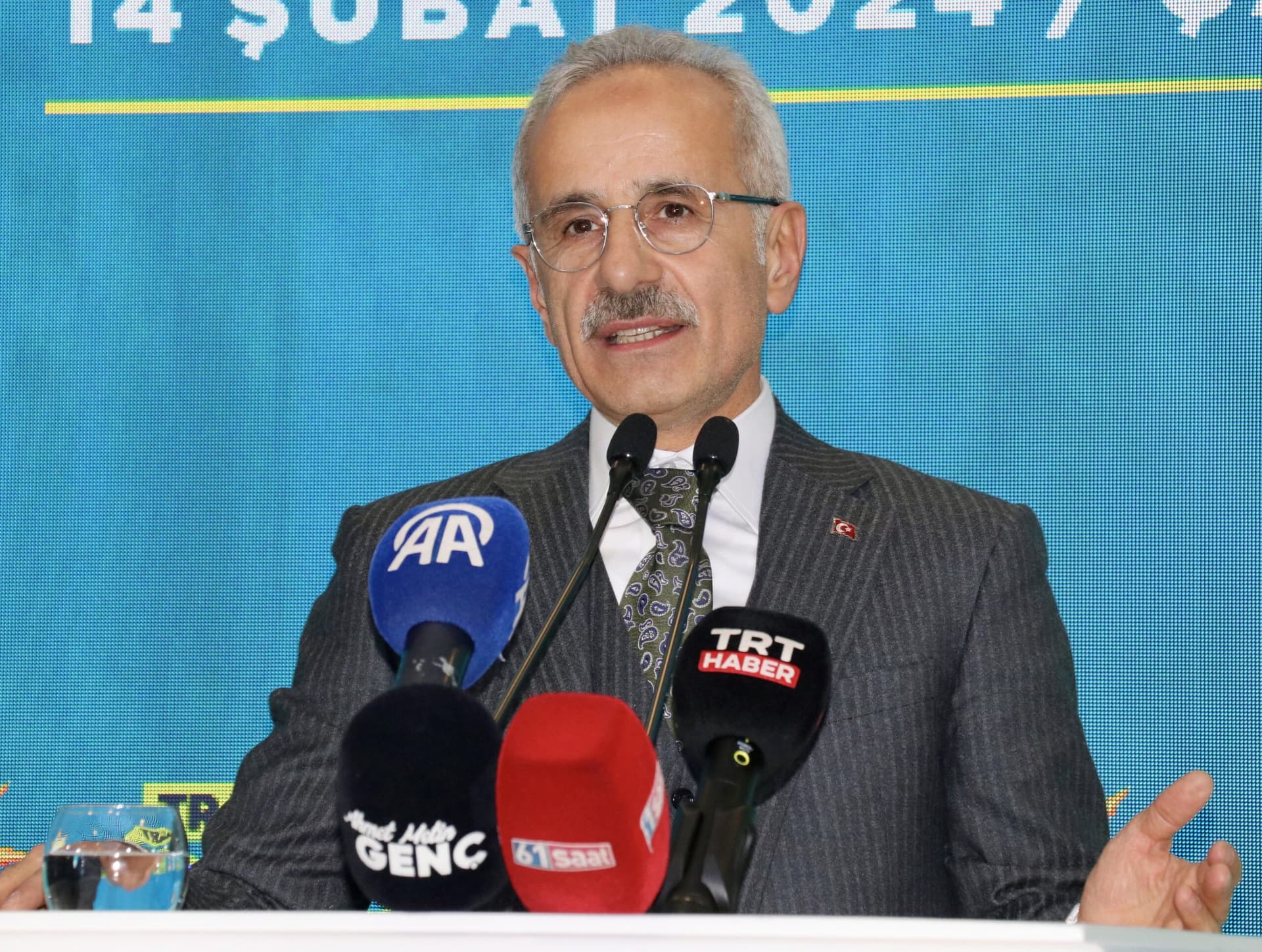Ulaştırma ve Altyapı Bakanı Uraloğlu, Trabzon'da muhtarlarla bir araya geldi: