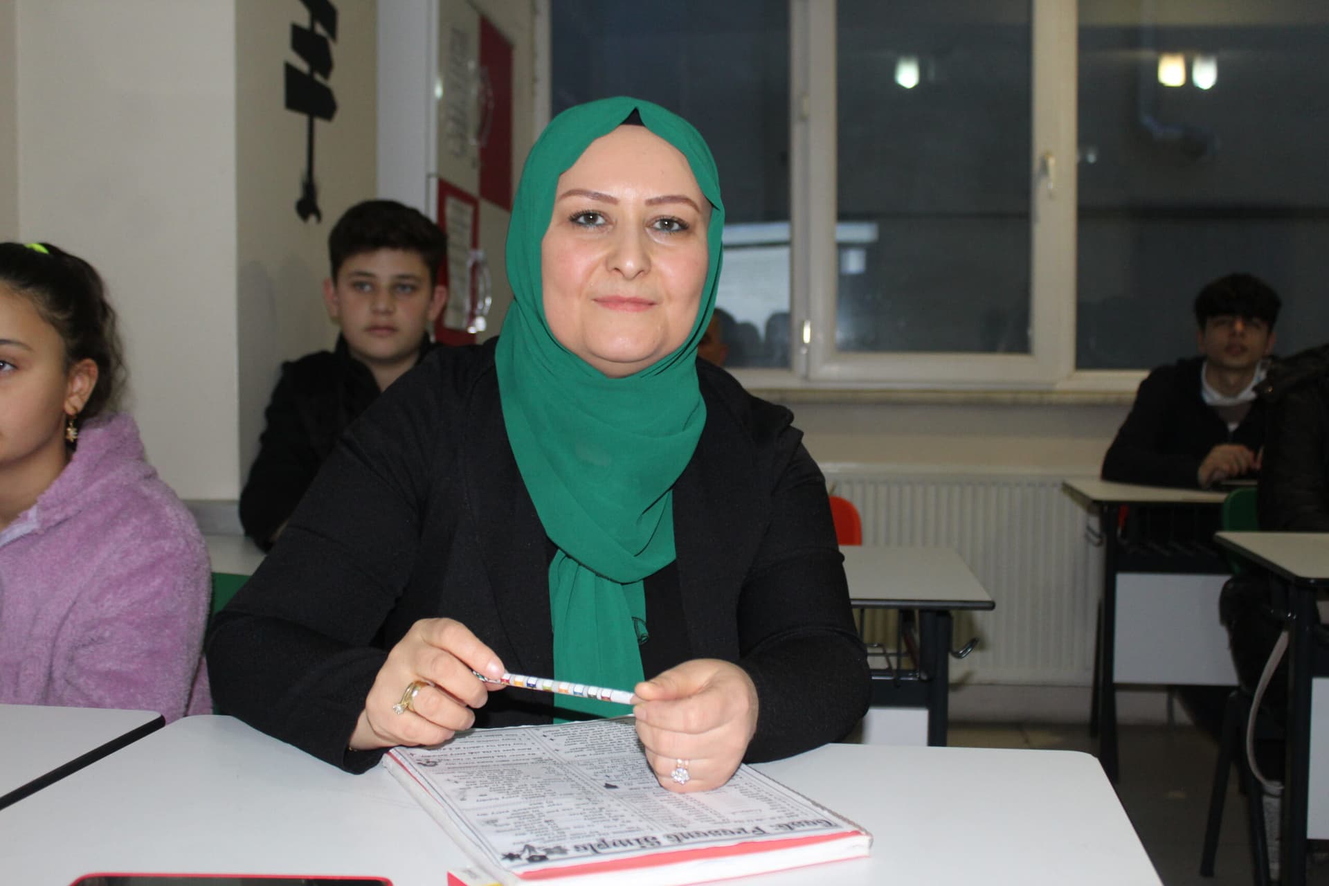 İşitme engelli kadın dudak okuyarak İngilizce öğreniyor