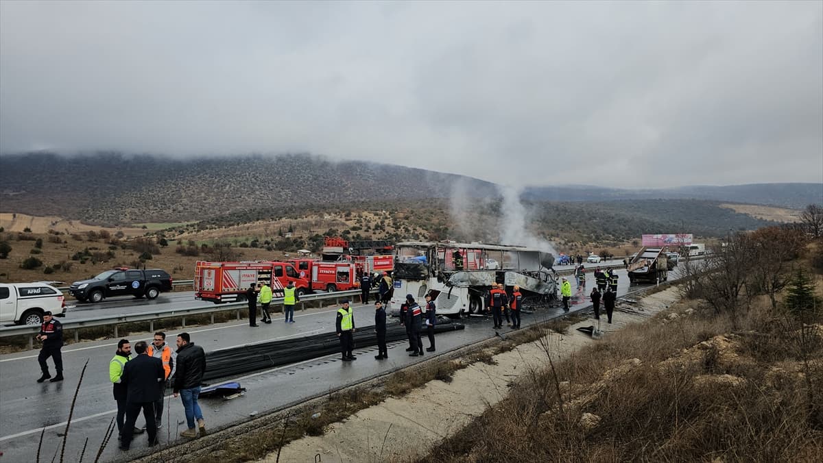 Çorum'da yolcu otobüsü kamyona çarptı, 2 kişi öldü, 5 kişi yaralandı