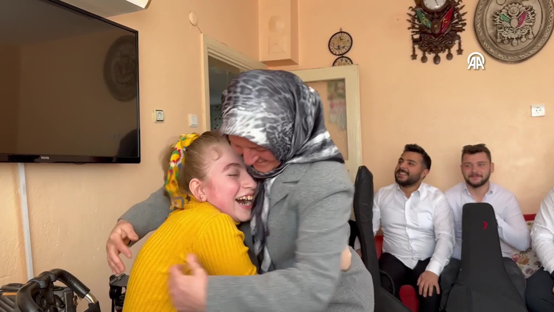 Meddah ekibi, özel gereksinimli Nurdeniz'e özel gösteriyle doğum gününü kutladı