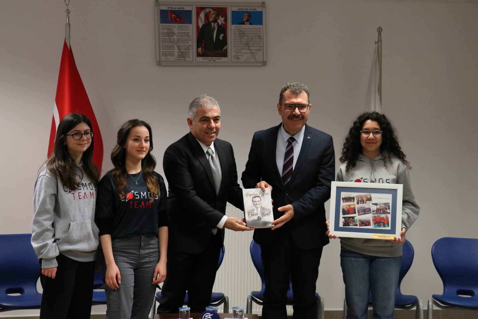 TÜBİTAK Başkanı Mandal'dan projelerini Antarktika'da test eden öğrencilere ziyaret