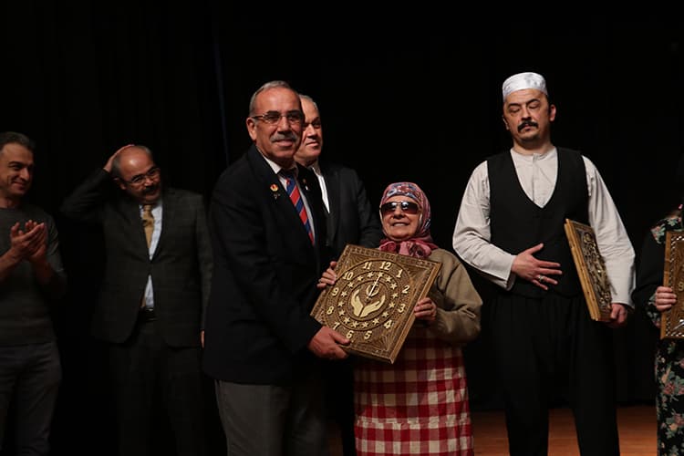 Görme engellilerden oluşan "Ekip Moni" üçüncü oyununu sahneledi