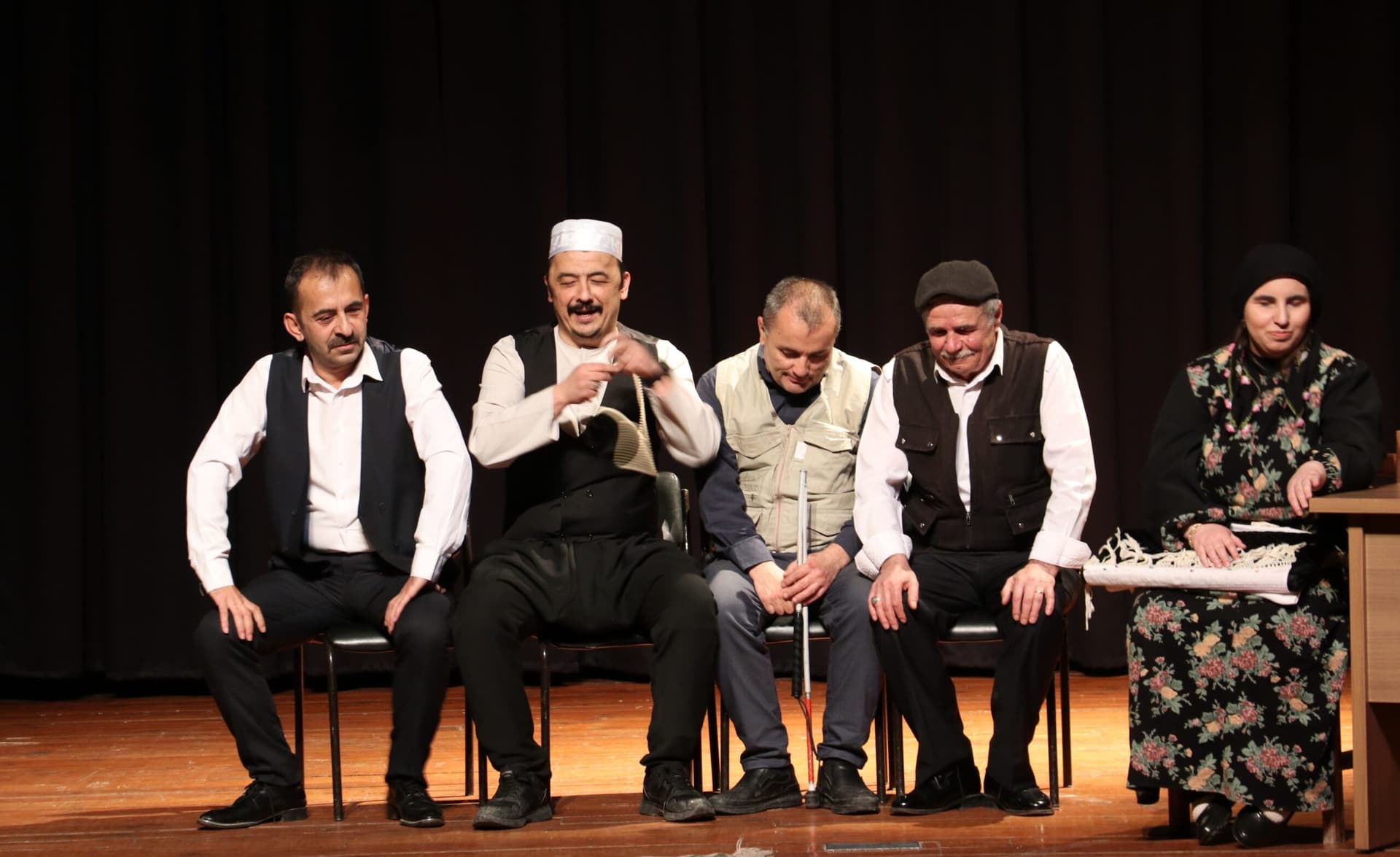 Görme engellilerden oluşan "Ekip Moni" üçüncü oyununu sahneledi