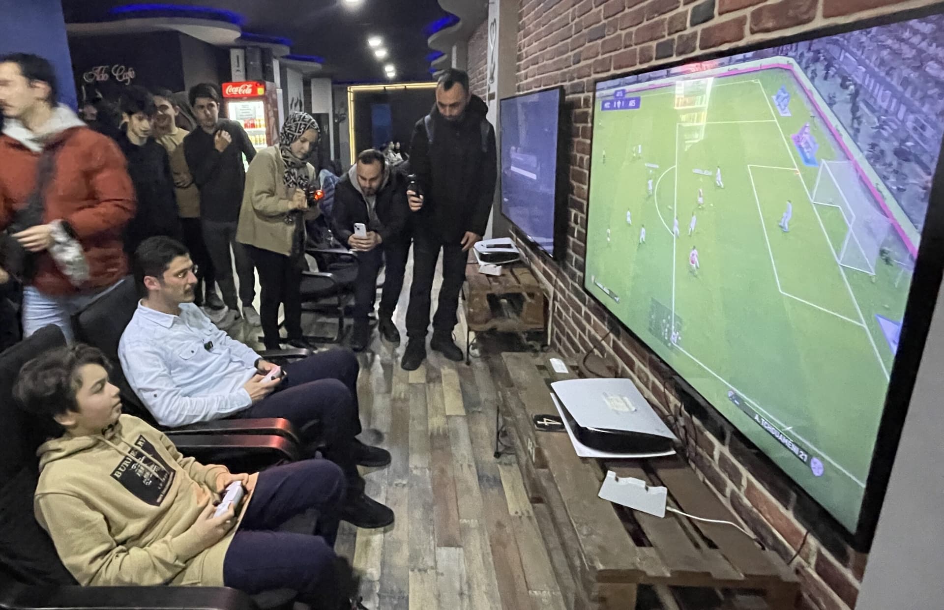 AK Parti Bolu Belediye Başkan adayı Demirkol, gençlerle oyun konsolunda maç yaptı