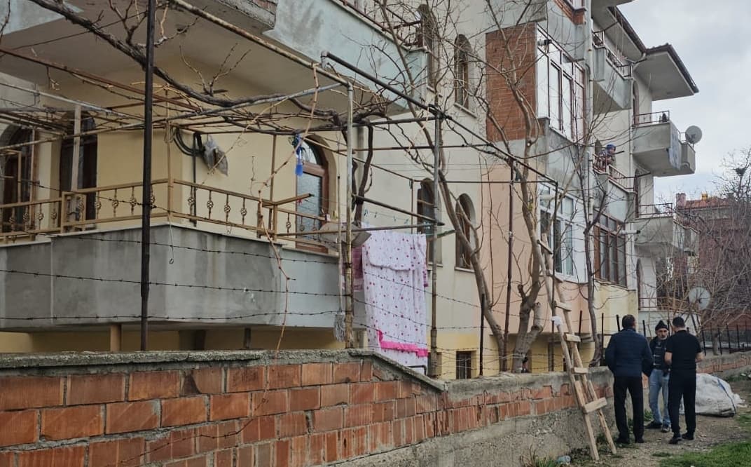 Çorum'da ağaç budarken merdivenden düşen kişi hayatını kaybetti