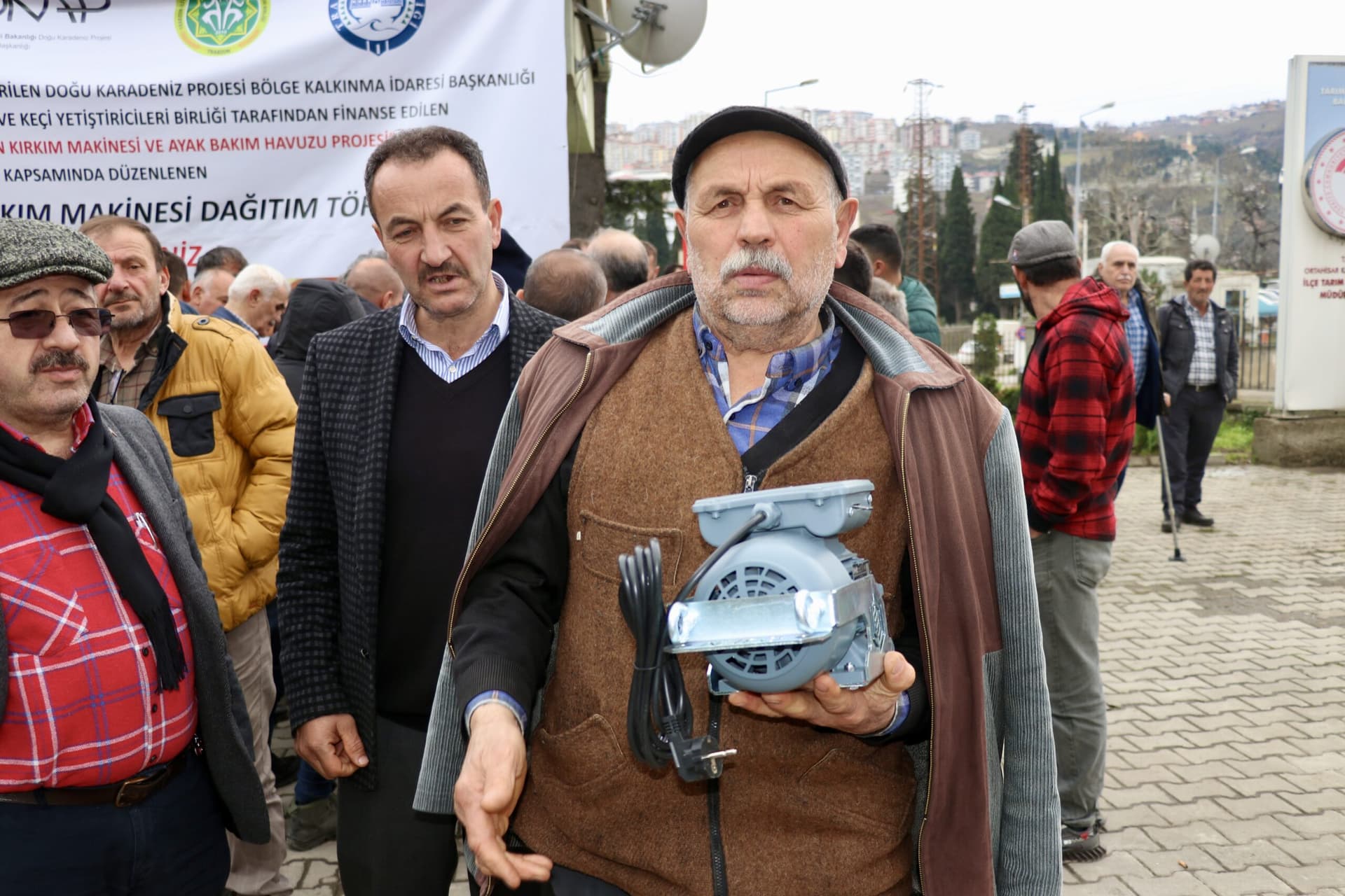 Trabzon'da 81 çiftçiye şaftlı koyun kırkma makinesi törenle verildi