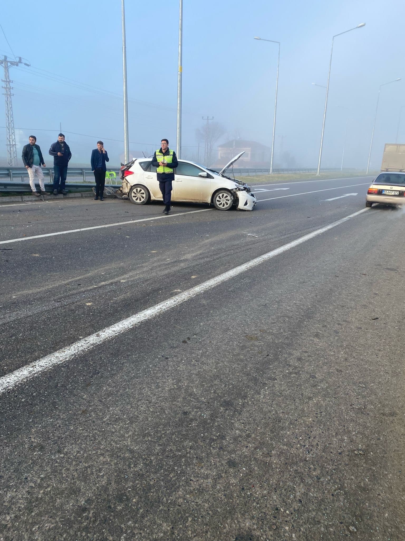 Alaçam'da otomobil ile kamyon çarpıştı, 1 kişi hafif yaralandı