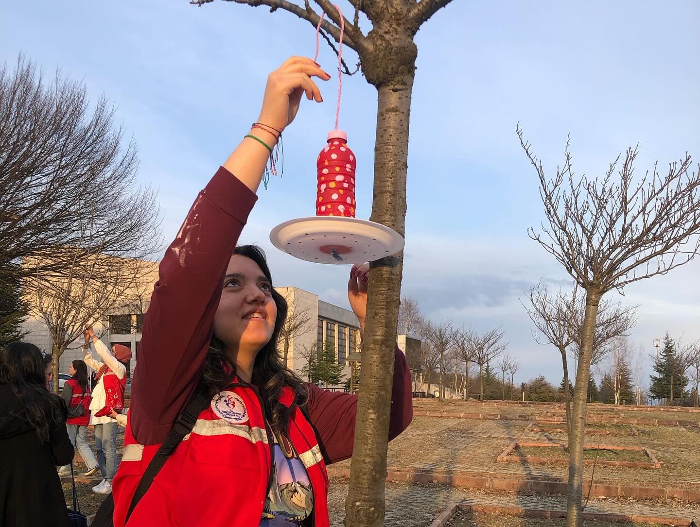 Bolu'da üniversite öğrencileri atık malzemelerden yemlik ve mama kabı yaptı