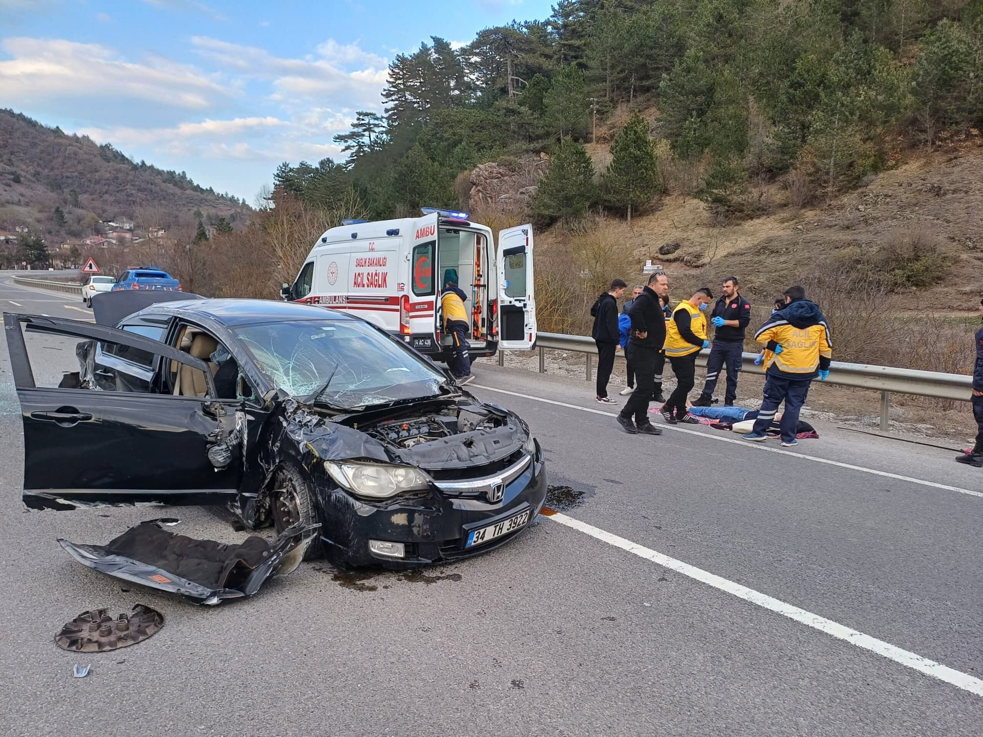 Bolu'da bariyere çarpan otomobildeki kişi yaralandı