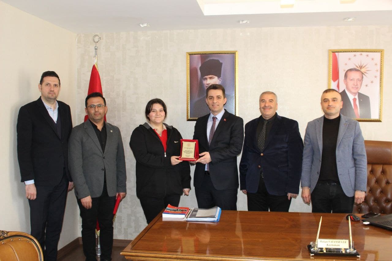 Dodurga Kaymakamı Vatansever, başarılı öğrenciyi ödüllendirdi