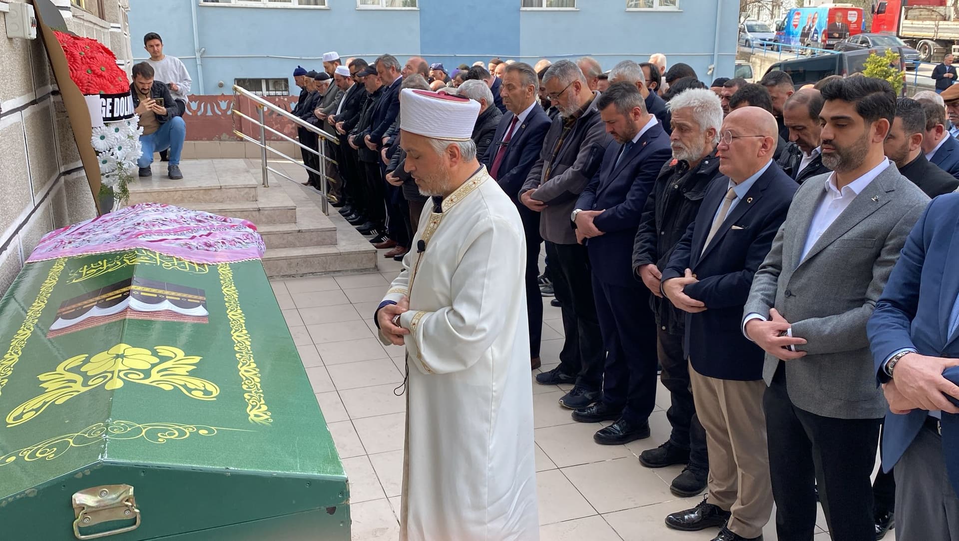 Karabük'te apartman bahçesinde ölü bulunan kadının cenazesi defnedildi