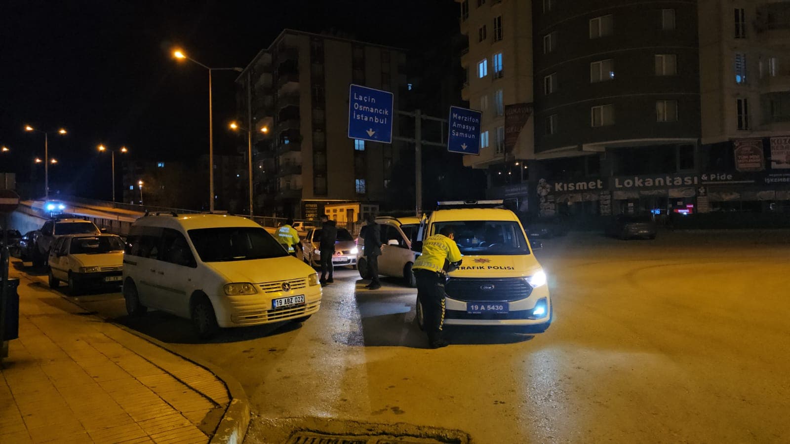 Çorum’da 6 ruhsatsız silah ve sentetik ecza hapı ele geçirildi