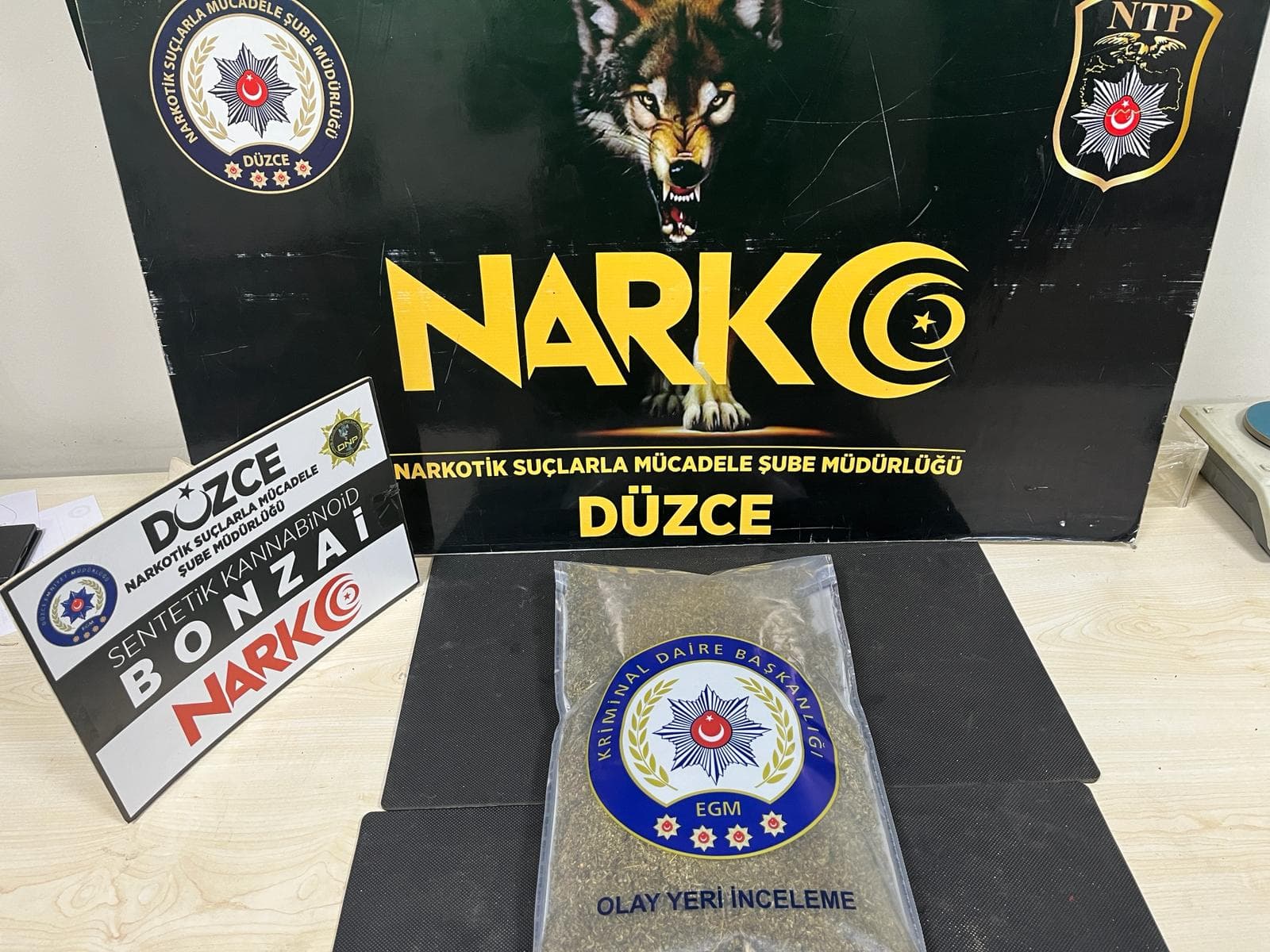 Düzce'de Yunus Timleri'ni görünce yanındaki sentetik uyuşturucuyu bırakıp kaçan şüpheli yakalandı