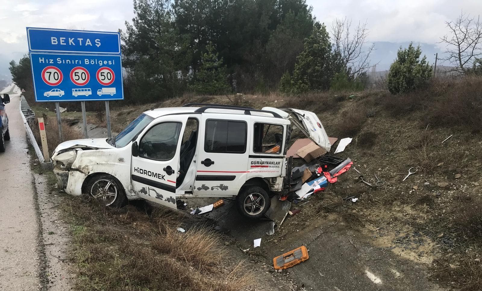 Boyabat'ta su kanalına devrilen hafif ticari araçtaki 2 kişi yaralandı