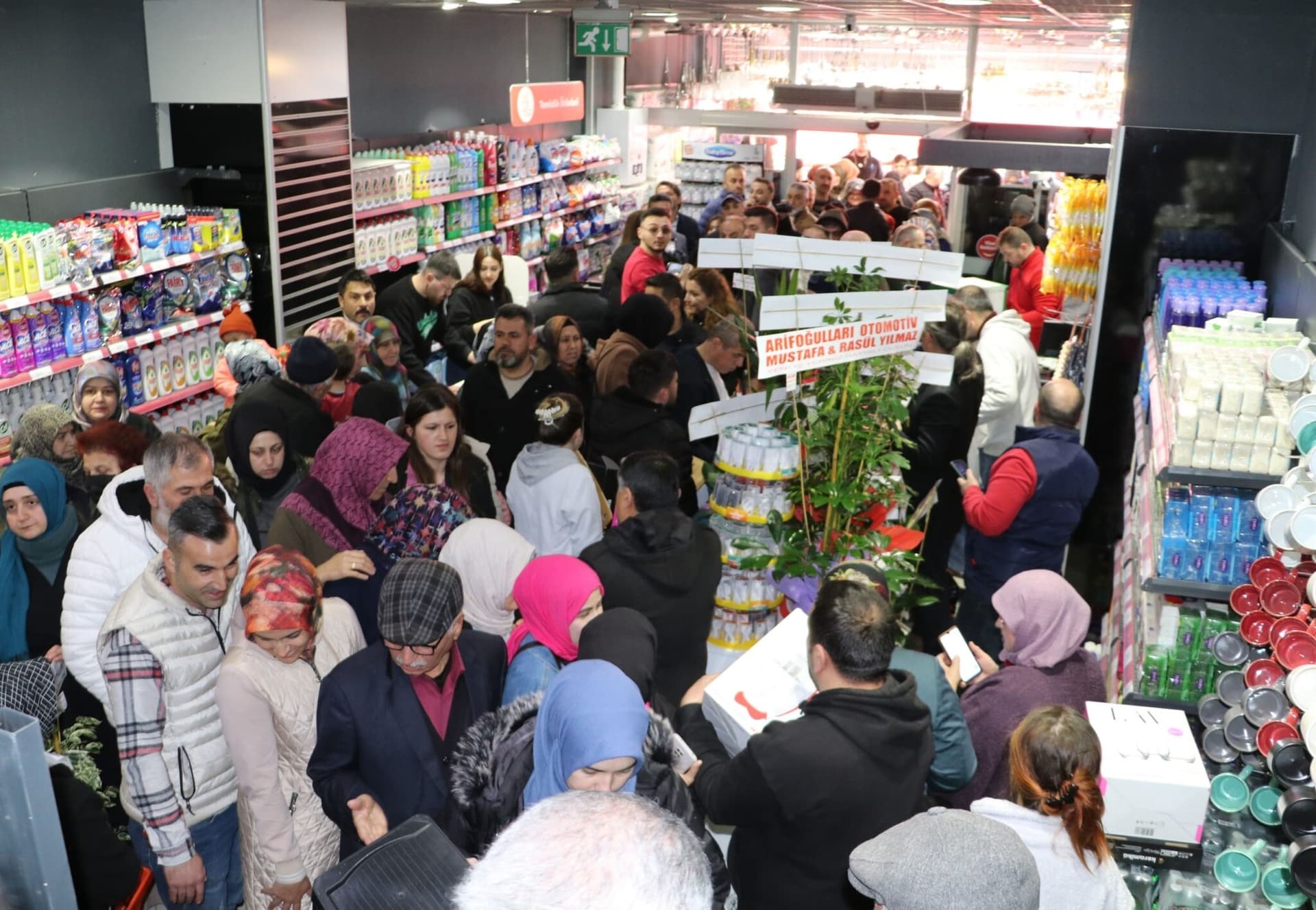 Havza'da mağaza açılışında yapılan indirim yoğunluğa neden oldu