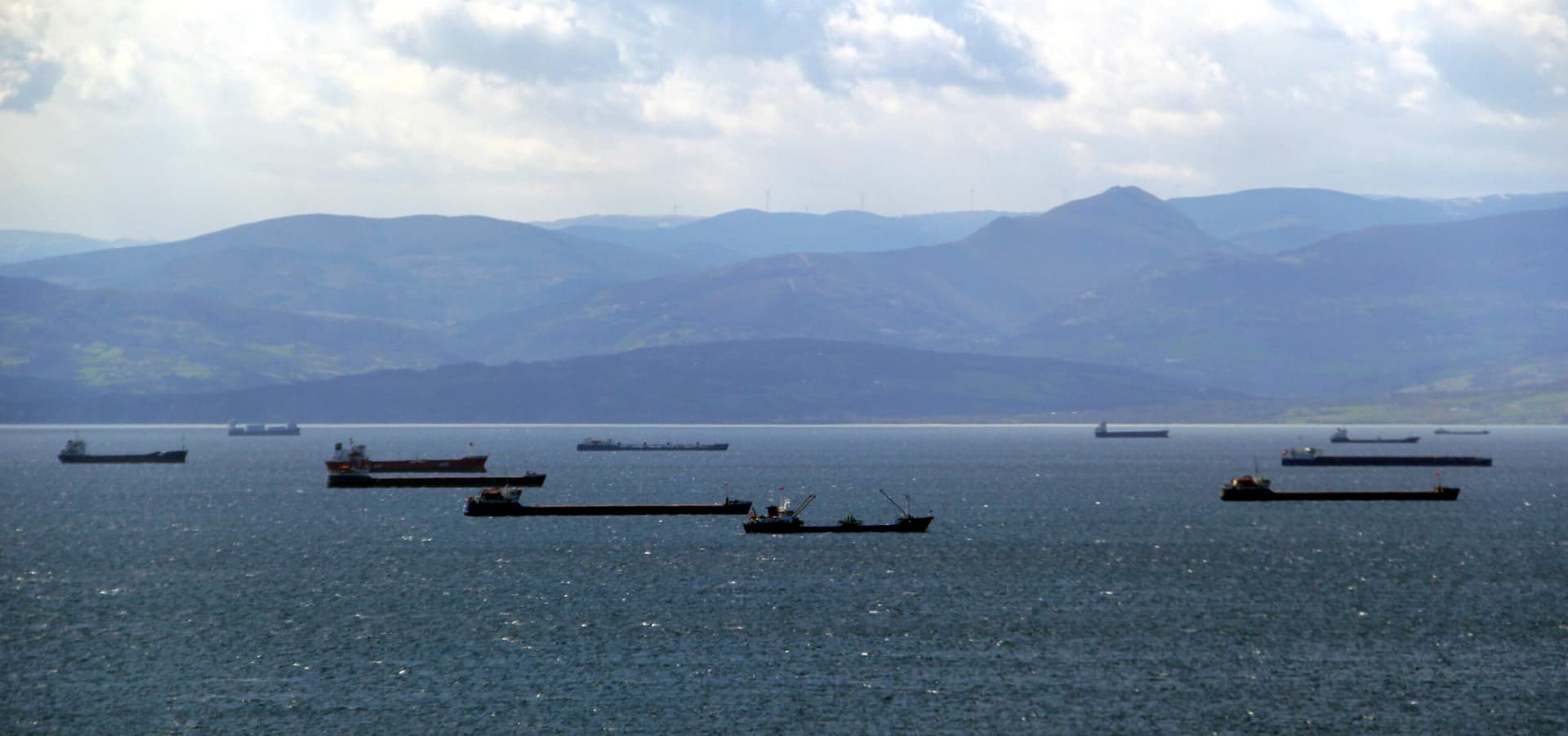 Meteorolojinin fırtına uyarısı sonrası yük gemileri Sinop'un doğal limanına sığındı