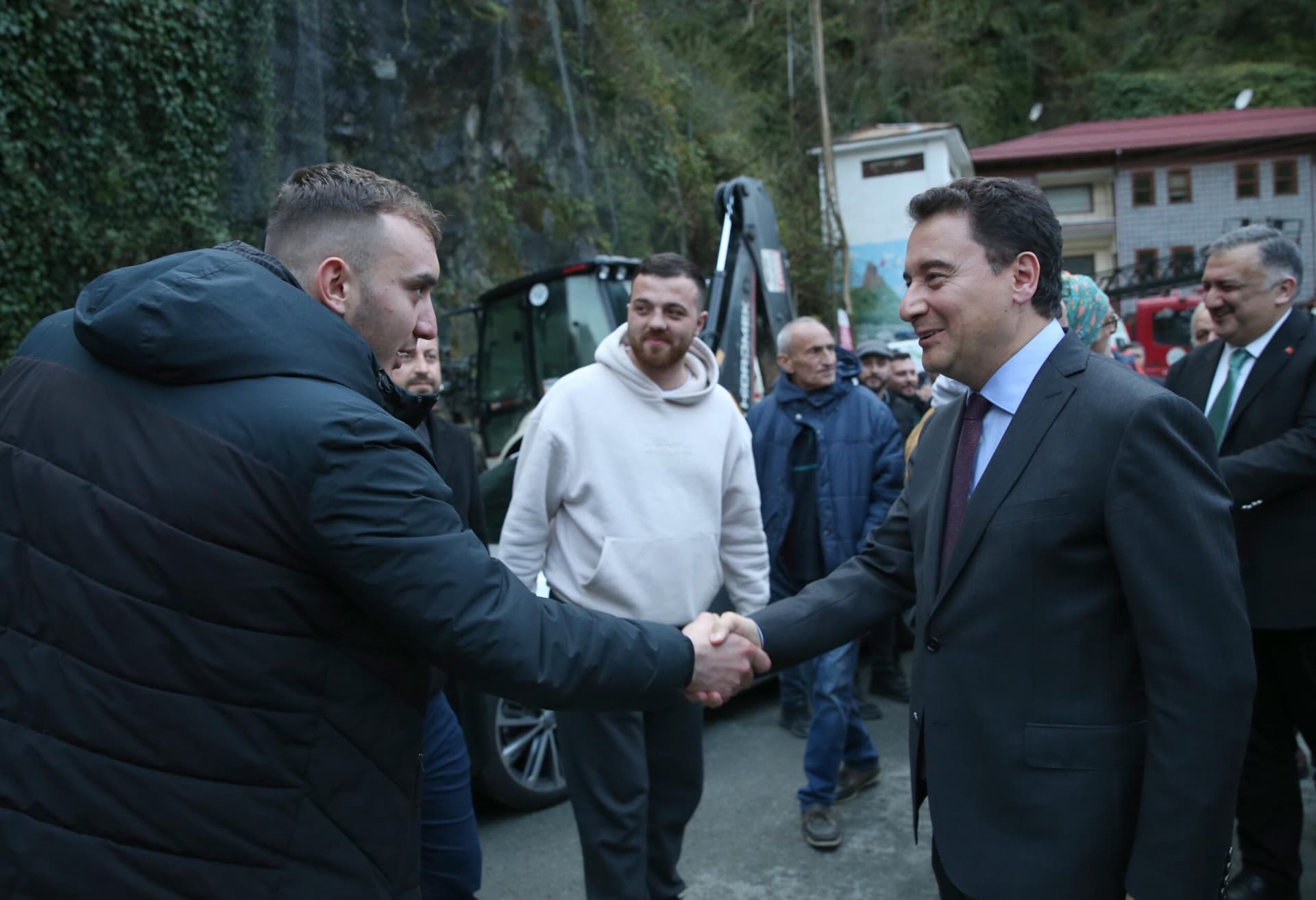 DEVA Partisi Genel Başkanı Babacan, Rize'de seçim çalışmalarını sürdürdü